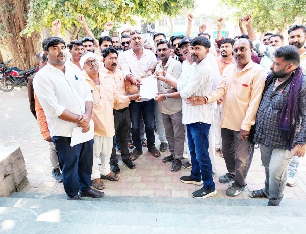 ગૌમાંસ પ્રકરણમાં દ્વારકા તાલુકાના ૪૨ ગામના સરપંચોએ રેલી યોજી પ્રાંત અધિકારીને આવેદન : કડક પગલાની માંગ