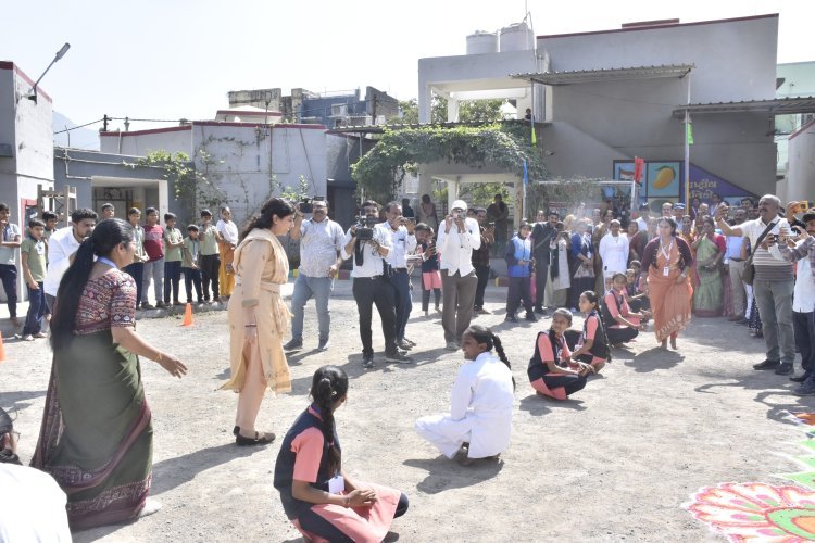 રાજ્ય શિક્ષણ મંત્રી જૂનાગઢ ખાતેની પીએમ શ્રી પ્રાથમિક કન્યા શાળા નં ૪ની બહુઆયામી શૈક્ષણિક પ્રવૃત્તિઓ અને પદ્ધતિઓથી અવગત થયા