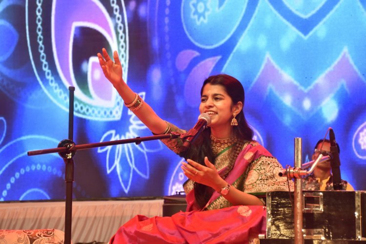 મહાશિવરાત્રીના મેળામાં પ્રસિદ્ધ ગાયિકા મૈથિલી ઠાકુરે શિવ ભક્તિમય પ્રસ્તુતિઓ રજૂ કરી : ભાવિકો- શ્રોતાઓ મંત્રમુગ્ધ થયા