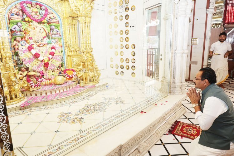 પૂર્વ મંત્રી જીતુ વાઘાણીએ શ્રી કષ્ટભંજનદેવ દાદાને શીશ ઝુકાવી કર્યા દર્શન અને પૂજન અર્ચન કરી ધજા ચઢાવી