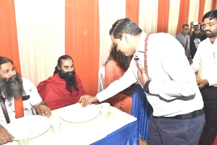 જૂનાગઢ જીલ્લા કલેકટર અનિલકુમાર રાણાવસિયાએ સાધુ સંતોને ભોજન પીરસી સંતોના આશીર્વાદ મેળવ્યાં