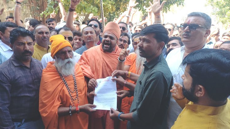 યાત્રાધામ દ્વારકામાં પકડાયેલ ગૌમાંસના વિરોધમાં હિન્દુ સંગઠનો દ્વારા પ્રાંત અધિકારીને આવેદન