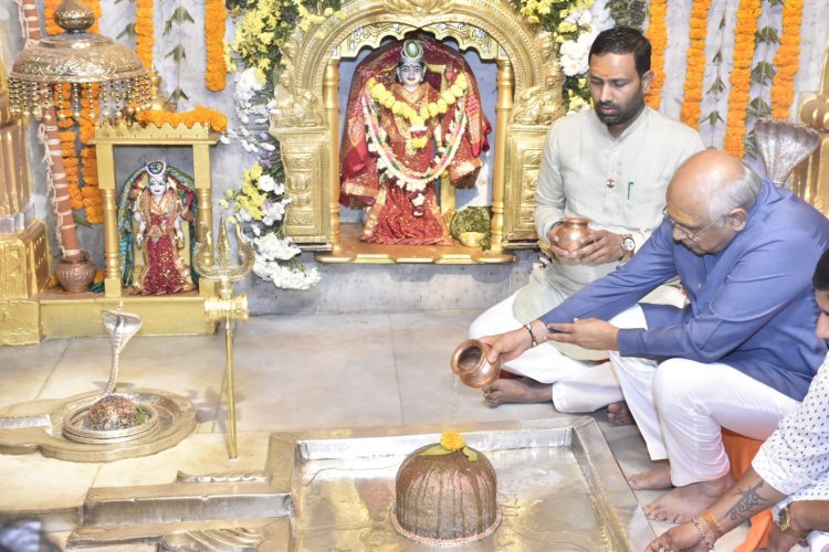 મુખ્યમંત્રી ભુપેન્દ્ર પટેલે ભવનાથ મહાદેવના દર્શન કરી મહાદેવને જળાભિષેક કર્યો હતો
