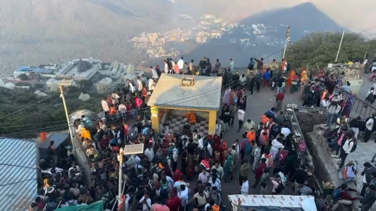 ગિરનાર પર્વત ઉપર બિરાજતાં અંબાજી માતાજીનાં દર્શને શ્રધ્ધાળુઓ ઉમટી પડયા