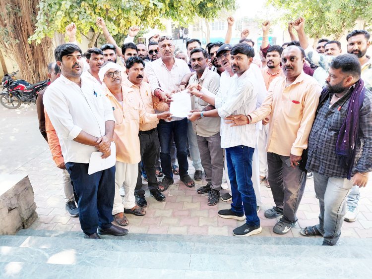 ગૌમાંસ પ્રકરણમાં દ્વારકા તાલુકાના ૪૨ ગામના સરપંચોએ રેલી યોજી પ્રાંત અધિકારીને આવેદન : કડક પગલાની માંગ