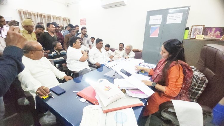 વેરાવળમાં આંબેડકર નગરમાં રસ્તાના પ્રશ્ને રહીશોએ પાલીકા કચેરીમાં થાળી-વેલણ સાથે પ્રદર્શન કર્યુ