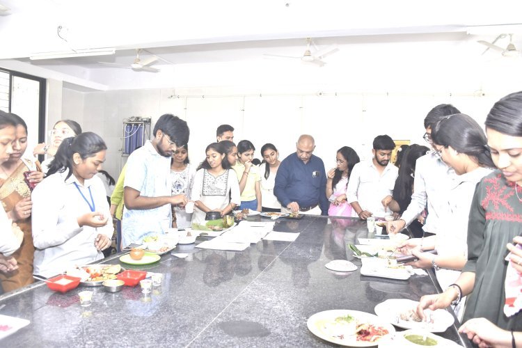 જૂનાગઢમાં આયુર્વેદ કોલેજ ખાતે યોજાઈ અનોખી કુકિંગ કોમ્પિટિશન વસંતઋતુ અને આયુર્વેદને કેન્દ્રમાં રાખીને આયુર્વેદનો અભ્યાસ કરતા વિદ્યાર્થીઓએ બનાવી ‘હેલ્ધી ડીશ‘