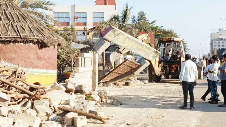 યાત્રાધામ દ્વારકામાં હાઈવે નજીકના ગેરકાયદેસર દબાણો દૂર કરવાની કામગીરી બીજા દિવસે પણ યથાવત