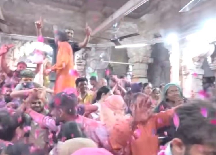 દ્વારકાના જગતમંદિર ખાતે ફૂલડોલ પૂર્વે અલભ્ય શૃંગાર દર્શન-સંધ્યા આરતીમાં અબીલ-ગુલાલનો રંગોત્સવ