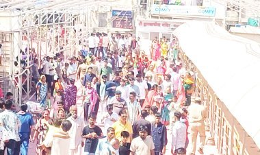 દ્વારકા જગત મંદિરે ફૂલડોલ ઉત્સવ ઉજવવા  ભાવિકો ઉમટી પડયા