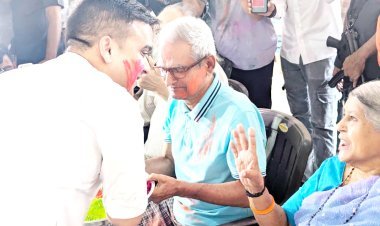 નાયબ મુખ્યમંત્રી હર્ષ સંઘવીએ સુરત ખાતે વૃધ્ધાશ્રમના વડીલો સાથે ધુળેટીના પાવન પર્વની હર્ષોલ્લાસ સાથે ઉજવણી કરી