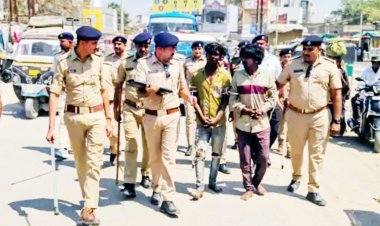 ઉનામાં ગોંદરા ચોક પાસે નશાની હાલતમાં છુટ્ટા પથ્થરના ઘા મારી લોકોને ભય ફેલાવી કાચ ફોડી નાખી નુકશાન કરતા બે શખ્સોને પોલીસે પકડી જાહેરમાં કાયદાનું ભાન કરાવ્યું