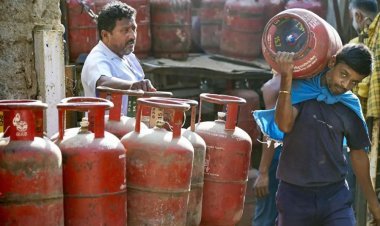 દેશભરમાં પેટ્રોલપંપો - LPG સ્ટેશનો પર લાંબી કતારો   : બુકિંગ સીસ્ટમ ઠપ્પ : બમણી કિંમતે પણ સીલીન્ડર મળતા નથી