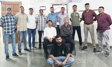 વેરાવળ : સાત મહિનાથી પોલીસને હાથ તાળી આપતો અને ૭ દારૂના ગુનામાં ફરાર લિસ્ટેડ બુટલેગરને ઝડપી પાડયો