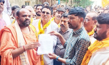 દ્વારકામાં શારદાપીઠ કોલેજના પ્રોફેસર દ્વારા સોશ્યલ મીડીયામાં હિન્દુ ધર્મ વિરૂધ્ધ કરેલ અભદ્ર ટિપ્પણીના વિરોધમાં હિંદુ સમાજ દ્વારા પ્રાંત અધિકારીને આવેદન