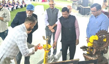 ડૉ. સુભાષ યુનિવર્સિટી યુનિવર્સિટીની સ્કૂલ ઓફ નર્સિંગ દ્વારા લેમ્પ લાઇટિંગ અને ઓથ ટેકિંગ સમારોહનું ભવ્ય આયોજન