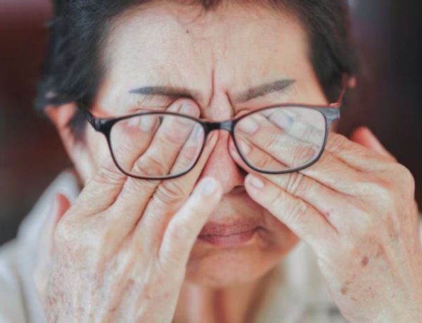 સવારે ઉઠીને તરત જ એકસાથે ૨ થી ૩ ગ્લાસ પાણી પીવું આંખ માટે હાનિકારક સાબિત થઈ શકે: આંખ પર દબાણ વધારે છે, ભવિષ્યમાં જામર રોગ થવાની શક્યતા