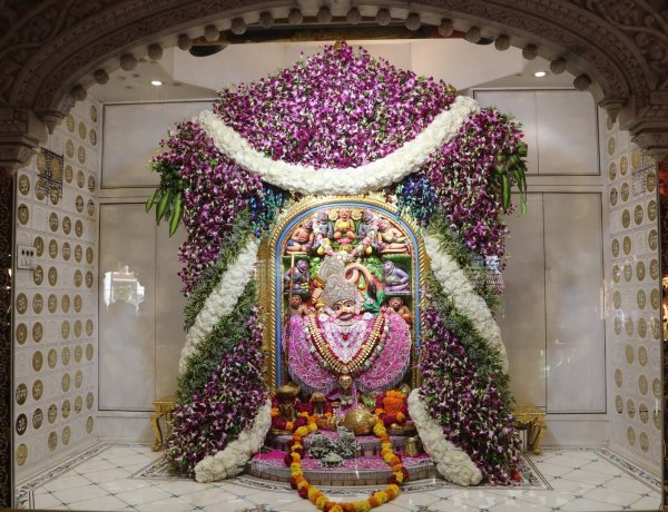 શ્રી કષ્ટભંજનદેવ દાદાને ઓકિર્ડ અને સેવંતીના પુષ્પોનો દિવ્ય શણગાર કરાયો