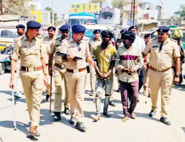 ઉનામાં ગોંદરા ચોક પાસે નશાની હાલતમાં છુટ્ટા પથ્થરના ઘા મારી લોકોને ભય ફેલાવી કાચ ફોડી નાખી નુકશાન કરતા બે શખ્સોને પોલીસે પકડી જાહેરમાં કાયદાનું ભાન કરાવ્યું