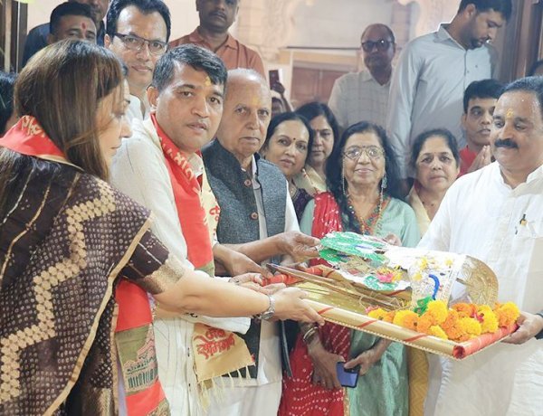 ભાલકા તીર્થમાં શ્રી કૃષ્ણ ભગવાનને અમદાવાદના ભકતએ સવા બે કિલો ચાંદીનો કલાત્મક મુગટ અર્પણ કર્યા