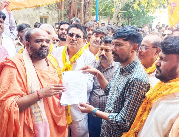 દ્વારકામાં શારદાપીઠ કોલેજના પ્રોફેસર દ્વારા સોશ્યલ મીડીયામાં હિન્દુ ધર્મ વિરૂધ્ધ કરેલ અભદ્ર ટિપ્પણીના વિરોધમાં હિંદુ સમાજ દ્વારા પ્રાંત અધિકારીને આવેદન