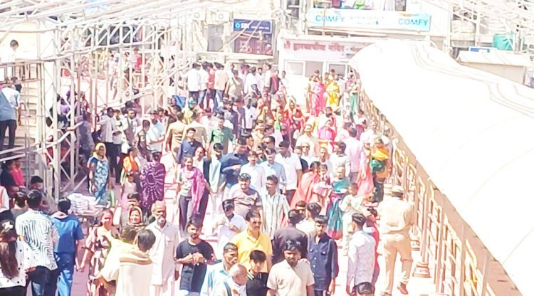 દ્વારકા જગત મંદિરે ફૂલડોલ ઉત્સવ ઉજવવા  ભાવિકો ઉમટી પડયા