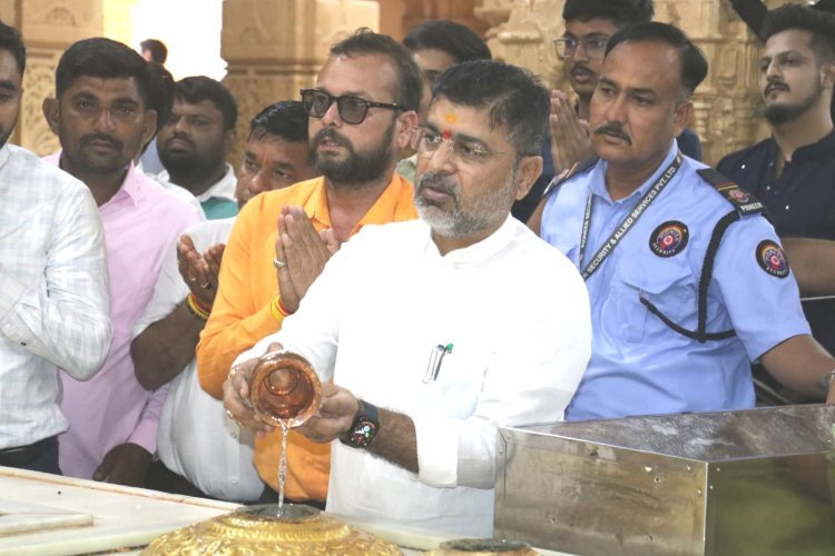સોમનાથ દાદાને શીશ ઝૂકાવતાં મહેસૂલ રાજ્યમંત્રી  સંજયસિંહ મહીડા