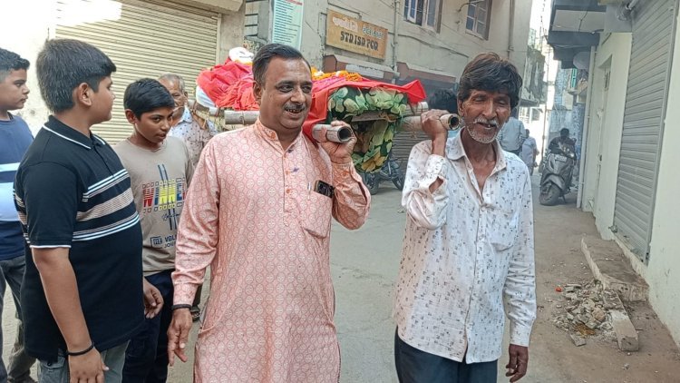 જૂનાગઢમાં ગંધ્રપવાડામા યુવક મંડળ દ્વારા હોળી પર્વ ઉપરાંત વાલમ બાપાની નનામી કાઢી વ્યસન મુક્તિના સંદેશનો અનોખો પ્રયાસ