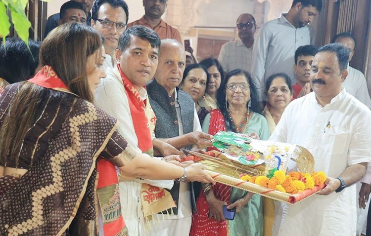 ભાલકા તીર્થમાં શ્રી કૃષ્ણ ભગવાનને અમદાવાદના ભકતએ સવા બે કિલો ચાંદીનો કલાત્મક મુગટ અર્પણ કર્યા