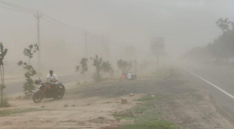 આજે સવારે અમદાવાદ સહિત રાજયના ઘણા વિસ્તારોમાં મીની વાવાઝોડુ ફુંકાયુ