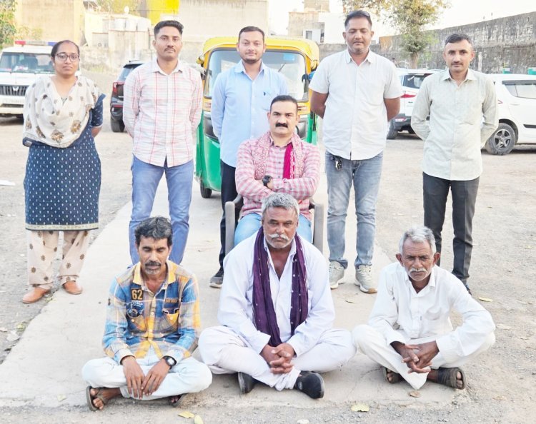 ખંભાળિયાના બેહ ગામે ચાલતા જુગારધામ પર એલસીબી પોલીસ ત્રાટકી : મહિલાઓ સહિત પાંચ ઝબ્બે, એક ફરાર