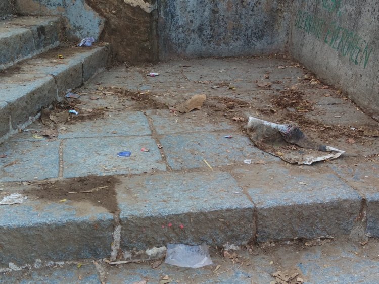 અંબાજી મંદિરની સીડી ઉપર કચરાનાં ગંજ ખડકાયા : ભાવિકોમાં તીવ્ર રોષ