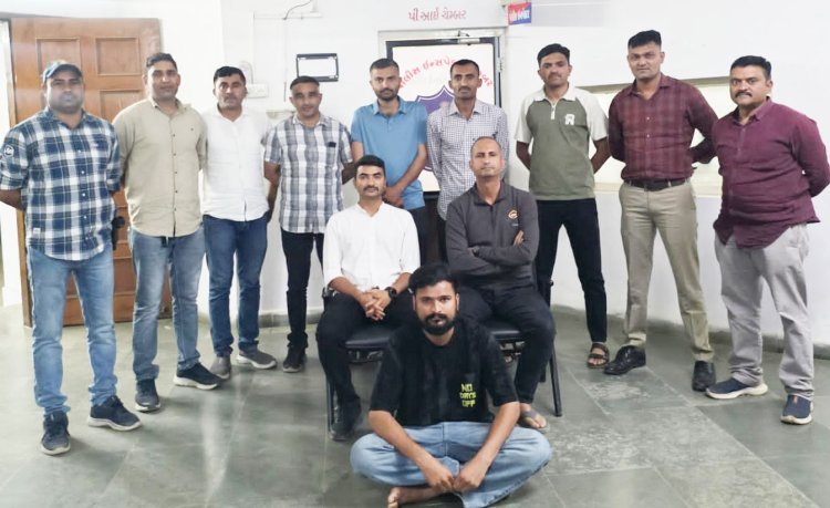 વેરાવળ : સાત મહિનાથી પોલીસને હાથ તાળી આપતો અને ૭ દારૂના ગુનામાં ફરાર લિસ્ટેડ બુટલેગરને ઝડપી પાડયો