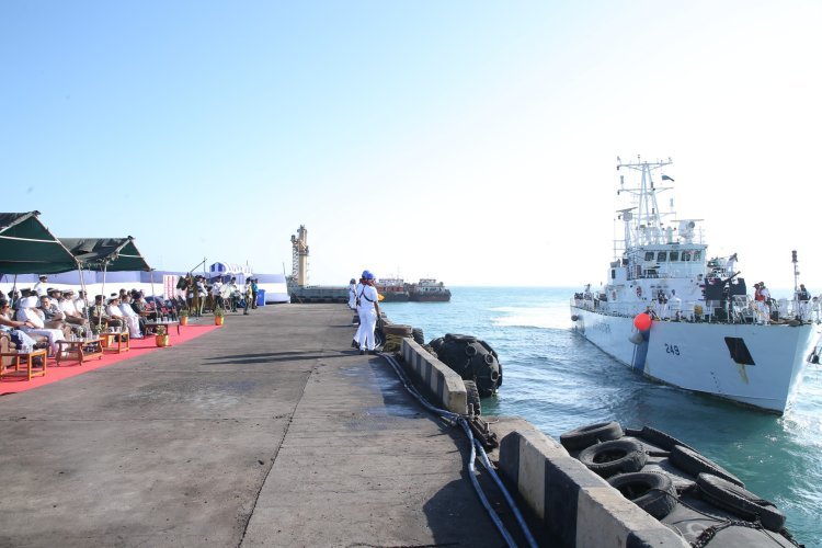 ભારતીય કોસ્ટ ગાર્ડ પેટ્રોલ જહાજ અપૂર્વ ઓખા ખાતે ડોક થયું