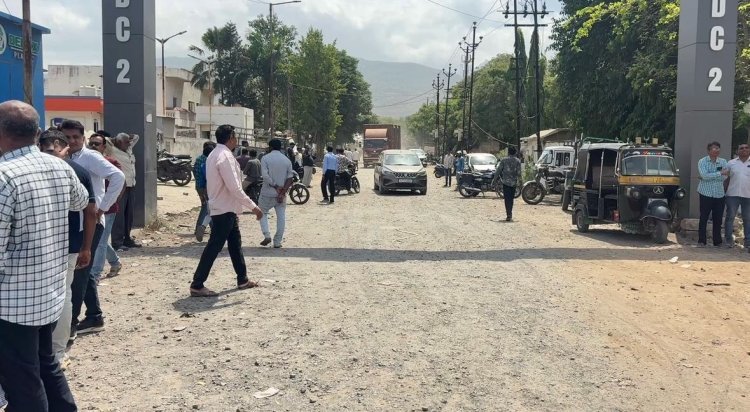 પ્રજા અને ઉદ્યોગકારોને મૂર્ખ બનાવવાનું બંધ કરી તાત્કાલીક રસ્તા બનાવો