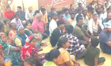 જૂનાગઢનાં કડીયાવાડમાં જર્જરીત બિલ્ડીંગો અને રોડ રસ્તાનાં અટકેલા કામો અંગે નાગરીકો ઉપવાસ આંદોલન પર બેસી ગયા : આખરે ધારાસભ્યની દરમ્યાનગીરીથી મામલો થાળે પડયો