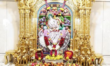 શ્રી કષ્ટભંજનદેવ હનુમાનજીને જરદોશી અને એમ્બ્રોઇડરી વર્કવાળા વાઘાની સાથે ફ્રુટનો અન્નકૂટ ધરવાયો