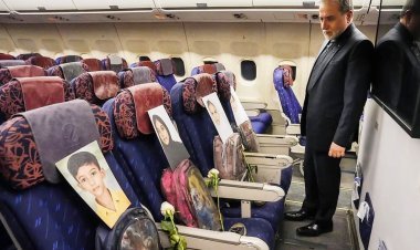 ઈરાનના પ્રતિનિધીમંડળના વિમાનની દરેક સીટ પર શહીદ બાળકોના ફોટા, બેગ અને જૂતા : હૃદયદ્રાવક દ્રશ્યો