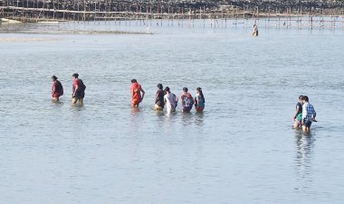 દ્વારકામાં સુદામા સેતુ નવીનીકરણ કામ કાચબા ગતિએ : જીવના જોખમે ગોમતી નદી પાર કરી પંચનદતીર્થની મુલાકાતે જતા યાત્રિકો