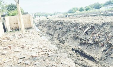 ખંભાળીયામાં તેલી નદી પાસે ડ્રેનેજ કામમાં શાક માર્કેટના આઠ ગાલા તોડી પાડતું તંત્ર !