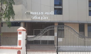 જૂનાગઢમાં છતી સુવિધાએ લોકોને મુશ્કેલી : કોઈ કાર્યક્રમો થઈ શકતા નથી કરોડોનું આંધણ છતાં ટાઉનહોલની ભંગાર હાલત!