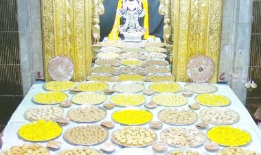 દ્વારકાધીશ જગતમંદિરમાં ઠાકોરજીને વિશિષ્ટ પુષ્પશૃંગાર સાથે કુંડલા ભોગ મનોરથ યોજાયો