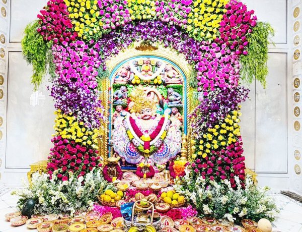 શ્રીકષ્ટભંજનદેવ દાદાને ગુલાબ-ઓકિર્ડના ફૂલોનો દિવ્ય શણગાર અને મિક્સ અન્નકૂટ ધરાવાયો