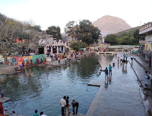 જૂનાગઢનાં દામોદરકુંડ, પ્રાચી તિર્થ ક્ષેત્ર, પાટણ ખાતે ભાવિકો દ્વારા પિતૃ તર્પણ  વિધિનાં યોજાઈ રહેલા કાર્યક્રમો