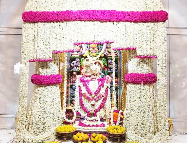 સાળંગપુરધામમાં શ્રી કષ્ટભંજનદેવ દાદાને મોગરાના પુષ્પોનો દિવ્ય શણગાર