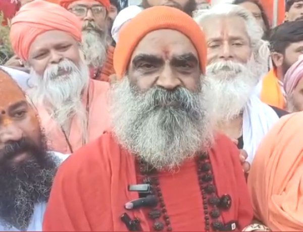 સનાતનની કોઈ વાત આવે અને જમીન જાેઈતી હોય તો મળતી નથી : મહાદેવગીરી બાપુ