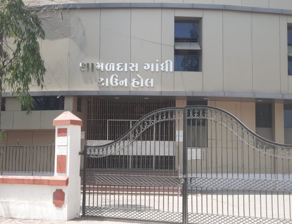 જૂનાગઢમાં છતી સુવિધાએ લોકોને મુશ્કેલી : કોઈ કાર્યક્રમો થઈ શકતા નથી કરોડોનું આંધણ છતાં ટાઉનહોલની ભંગાર હાલત!