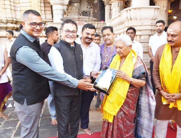 ઉત્તરપ્રદેશના ગવર્નર અને ગુજરાતના પૂર્વ મુખ્યમંત્રી આનંદીબેન પટેલે દ્વારકાધીશને શીશ ઝુકાવ્યું