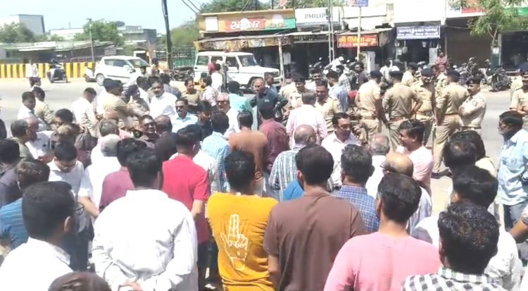 જીઆઈડીસી-રનાં વેપારીઓની એકતાનો વિજય - કોર્પોરેશનનાં પદાધિકારીઓ દોડતા થઈ ગયા : રસ્તા બનાવવાની કામગીરી તત્કાલ હાથ ધરાઈ