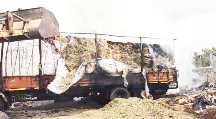 ખંભાળિયા નજીક મગફળીનો ભૂક્કો ભરેલા ટ્રકમાં ભીષણ આગ